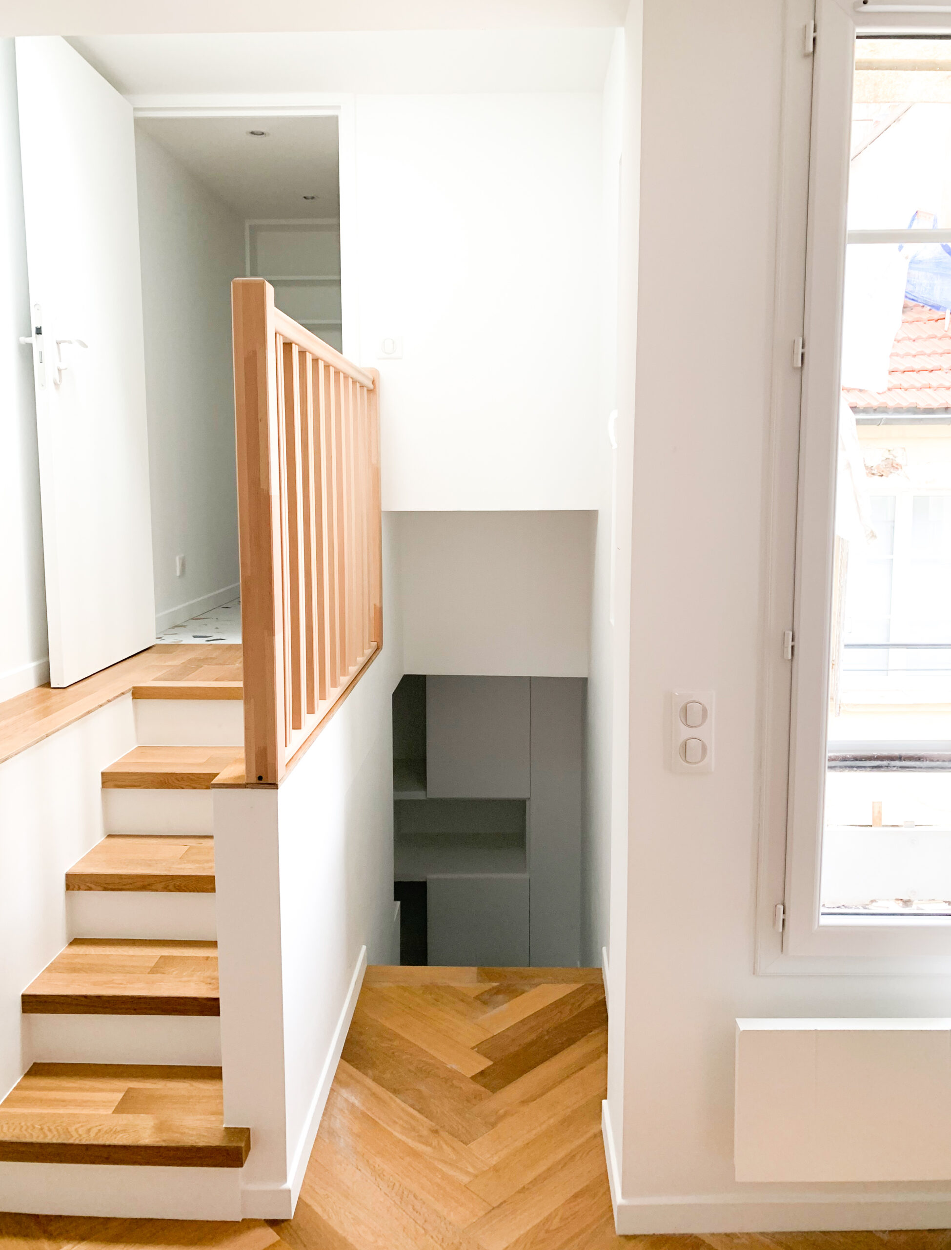 petit escalier en bois moderne pour accéder aux toilettes